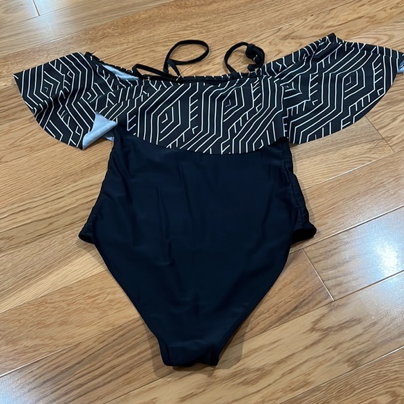 Women’s one piece off shoulder swimsuit - Picture 3 of 4